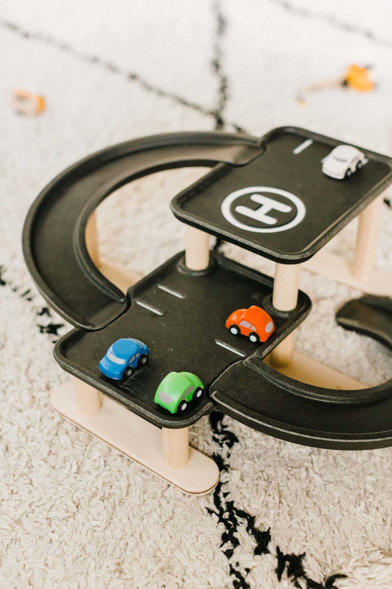 Plan Toys - Circuit automobile et ses accessoires en bois
